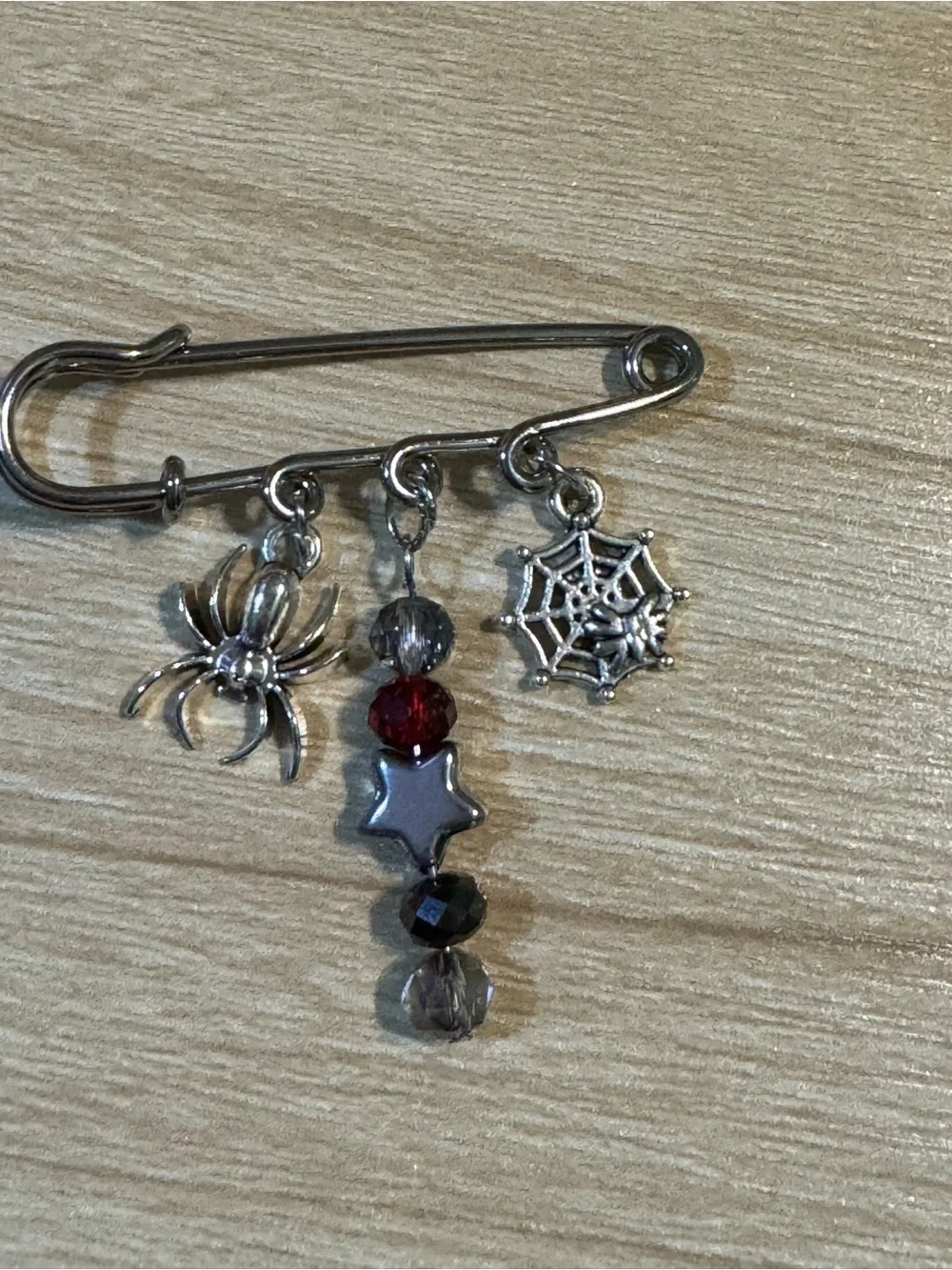 🕷️ 🕸️♥️ Spooky Girls!! Silver toned Safety Pin Brooch with Red Crystal Beads